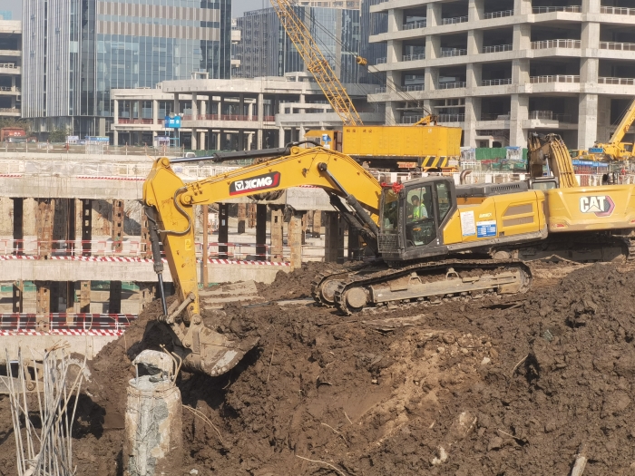 品质+节油+高效！徐工XE335GK助建亚洲最大地下空间