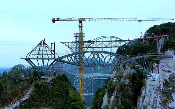 一览众山小！看徐工塔机「与山齐肩」