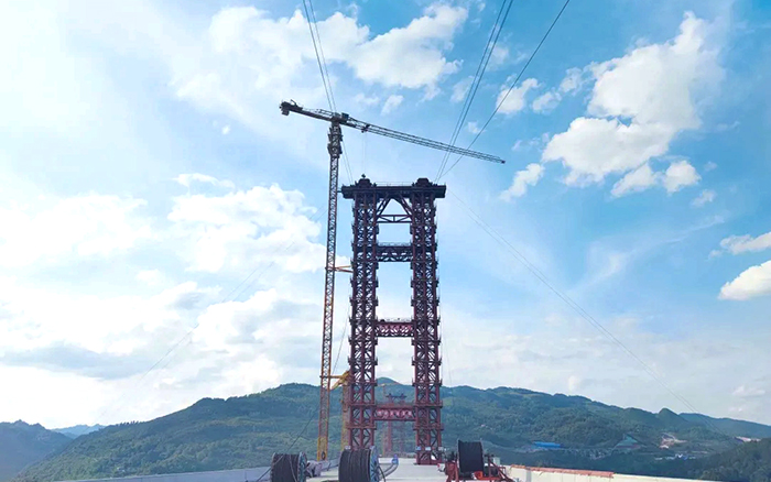 多台“徐工金”乌江河上绘就“五线谱”