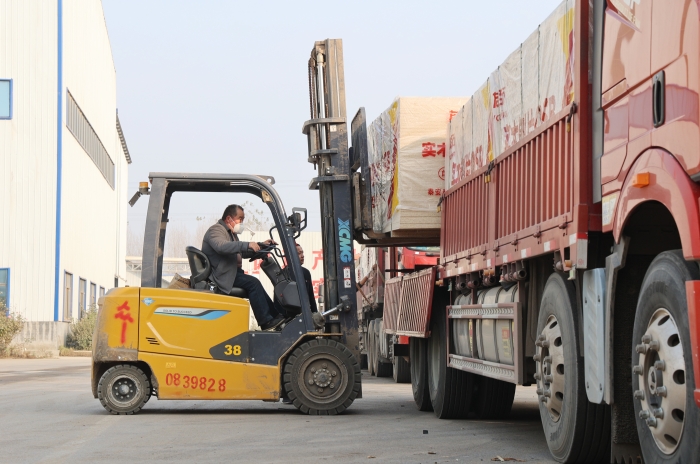 硬核实力赋能生产！徐工叉车批量进驻菏泽板材厂显身手