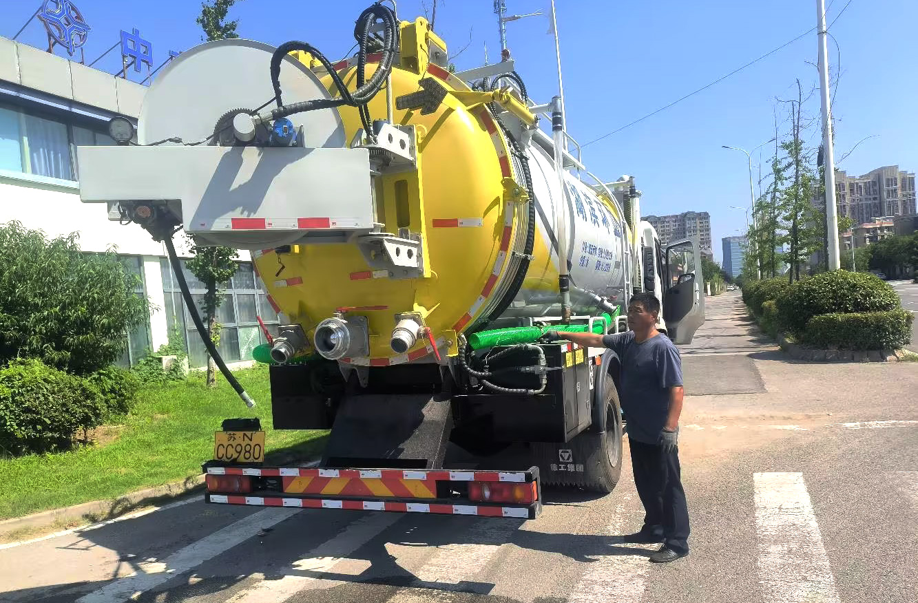 徐工吸污车保障江苏宿迁城市管网安全高效运行