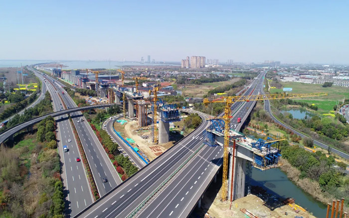 又见群塔 | 徐工塔机林立长江沿岸铁路线